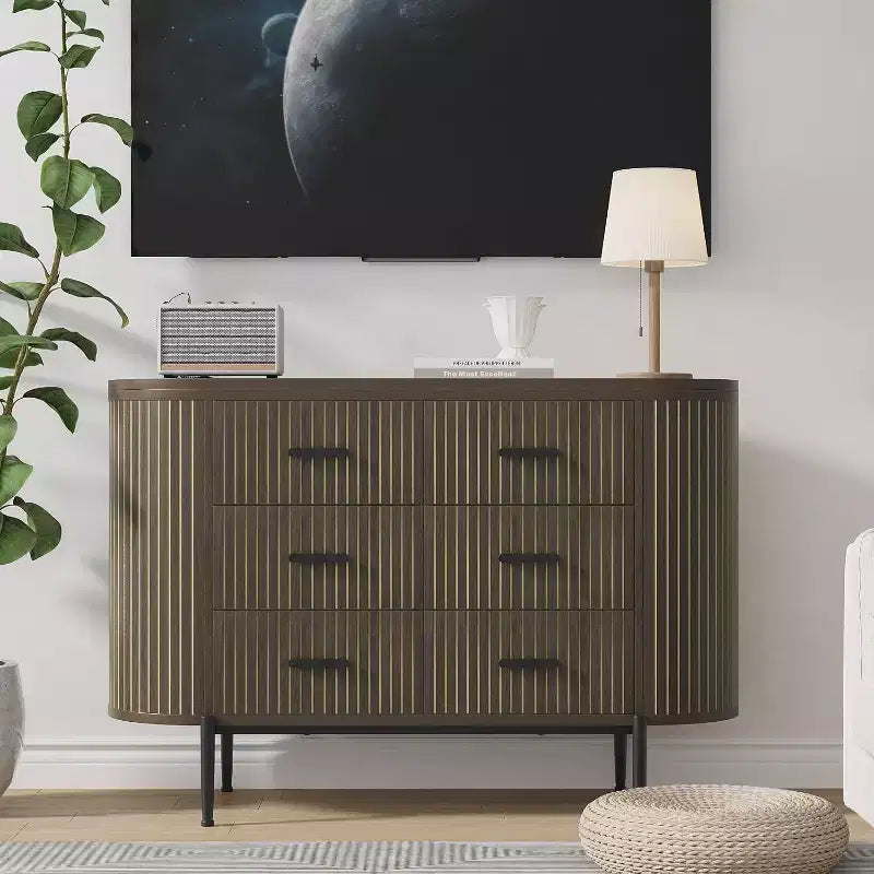 Cassettiera a 6 cassetti con scanalature, larga 120 cm, in legno, stile moderno di metà secolo con profilo curvo e maniglie dorate per l'home office
