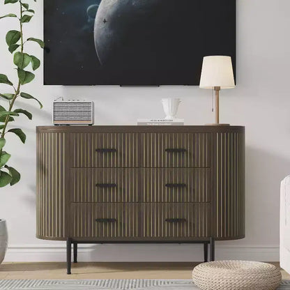 Cassettiera a 6 cassetti con scanalature, larga 120 cm, in legno, stile moderno di metà secolo con profilo curvo e maniglie dorate per l'home office