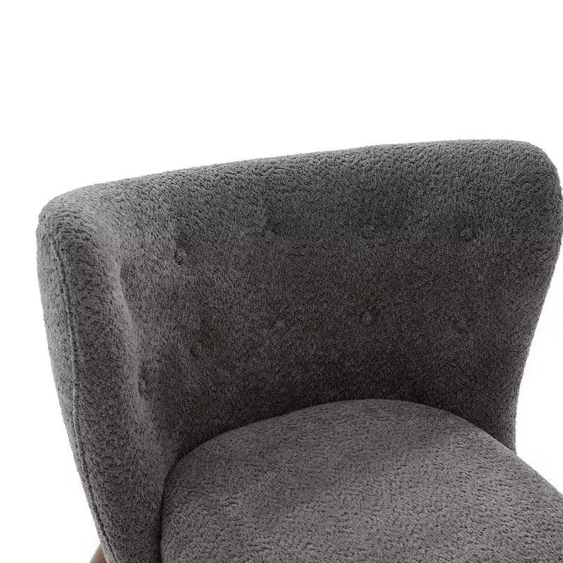 Poltrona d'accento con schienale curvo e gambe in legno di betulla