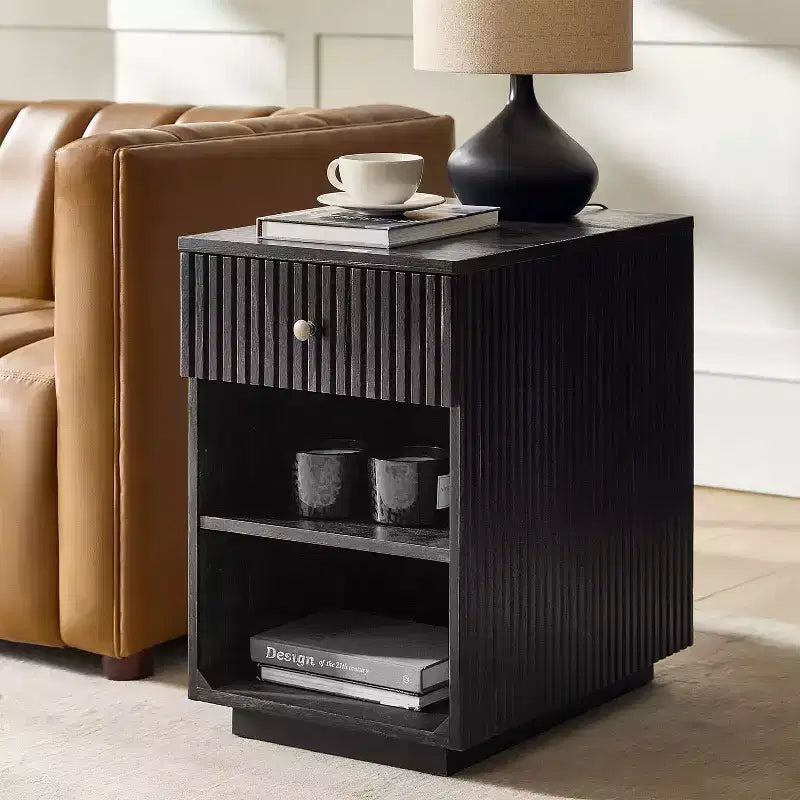 Comodino/Tavolino da 60 cm con 1 cassetto e prese di ricarica integrate, Tavolino laterale moderno