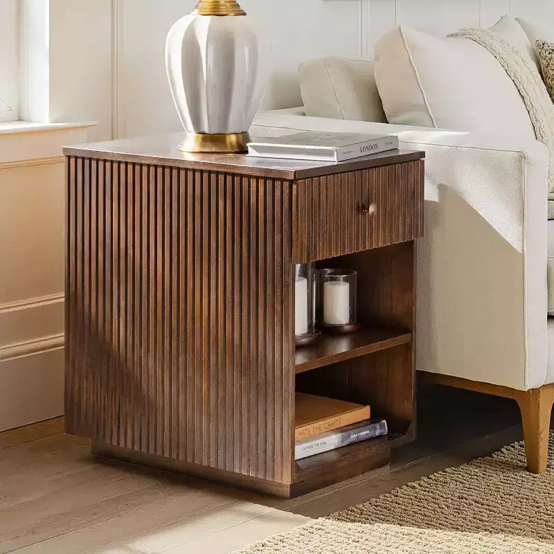 Comodino/Tavolino da 60 cm con 1 cassetto e prese di ricarica integrate, Tavolino laterale moderno