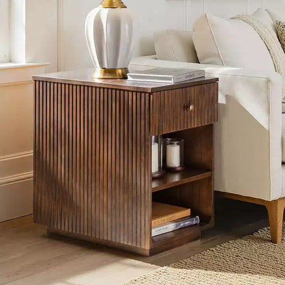 Comodino/Tavolino da 60 cm con 1 cassetto e prese di ricarica integrate, Tavolino laterale moderno