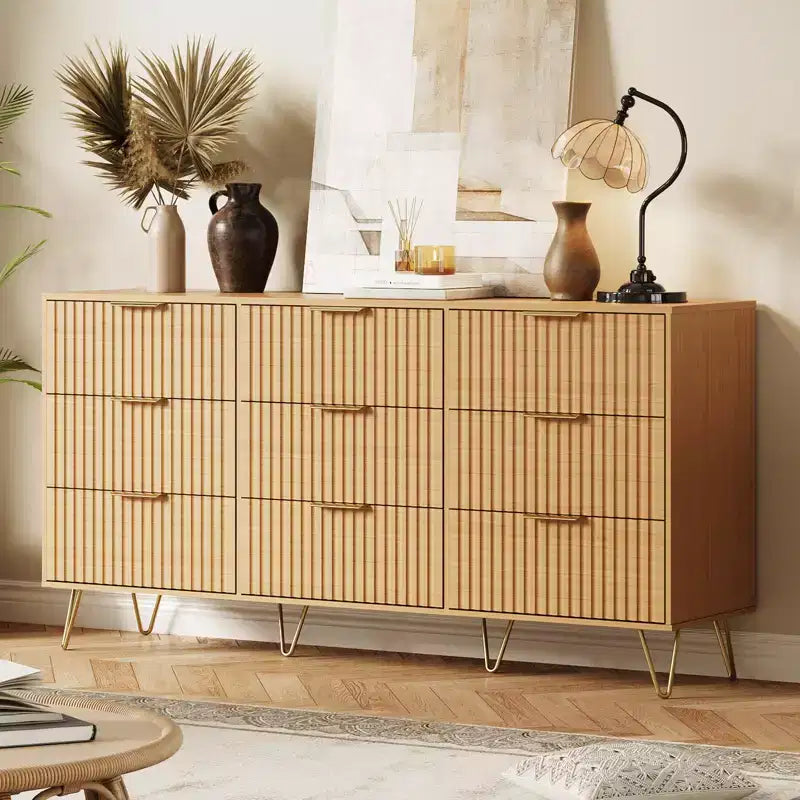 Cassettiera scanalata per camera da letto con 9 cassetti, comò moderno largo 63 pollici in legno con maniglia in metallo