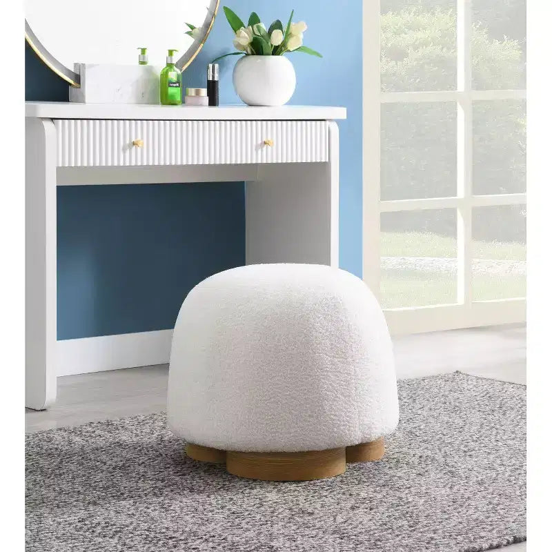 Moderno sgabello-ottoman con tessuto Teddy e seduta imbottita morbida per vanità
