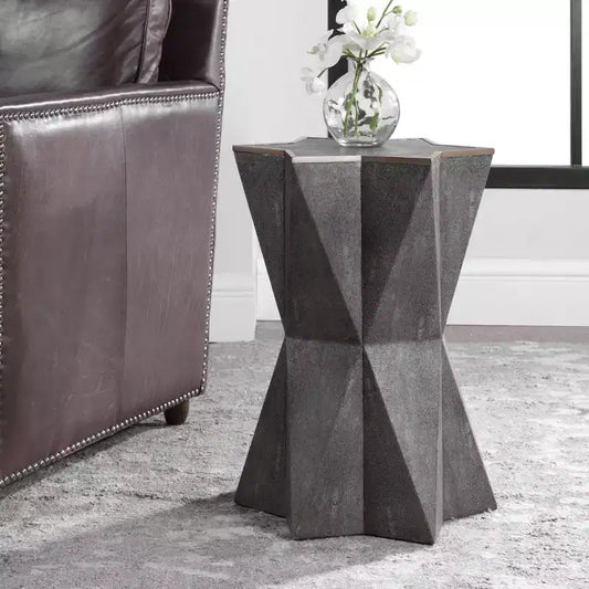 Tavolino moderno di design in simil pelle di squalo color grigio carbone, larghezza 40 cm, con finiture in foglia d'oro, a forma di clessidra a stella