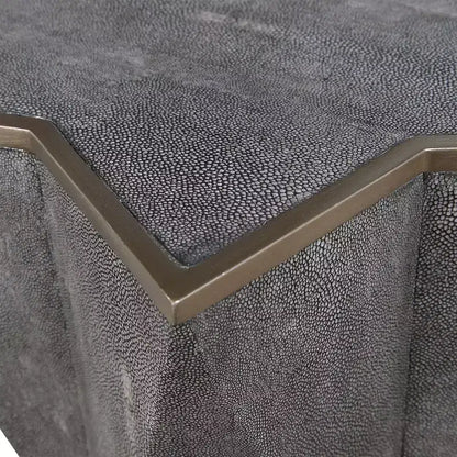 Tavolino moderno di design in simil pelle di squalo color grigio carbone, larghezza 40 cm, con finiture in foglia d'oro, a forma di clessidra a stella