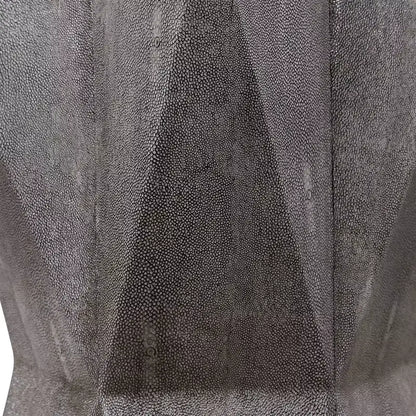 Tavolino moderno di design in simil pelle di squalo color grigio carbone, larghezza 40 cm, con finiture in foglia d'oro, a forma di clessidra a stella