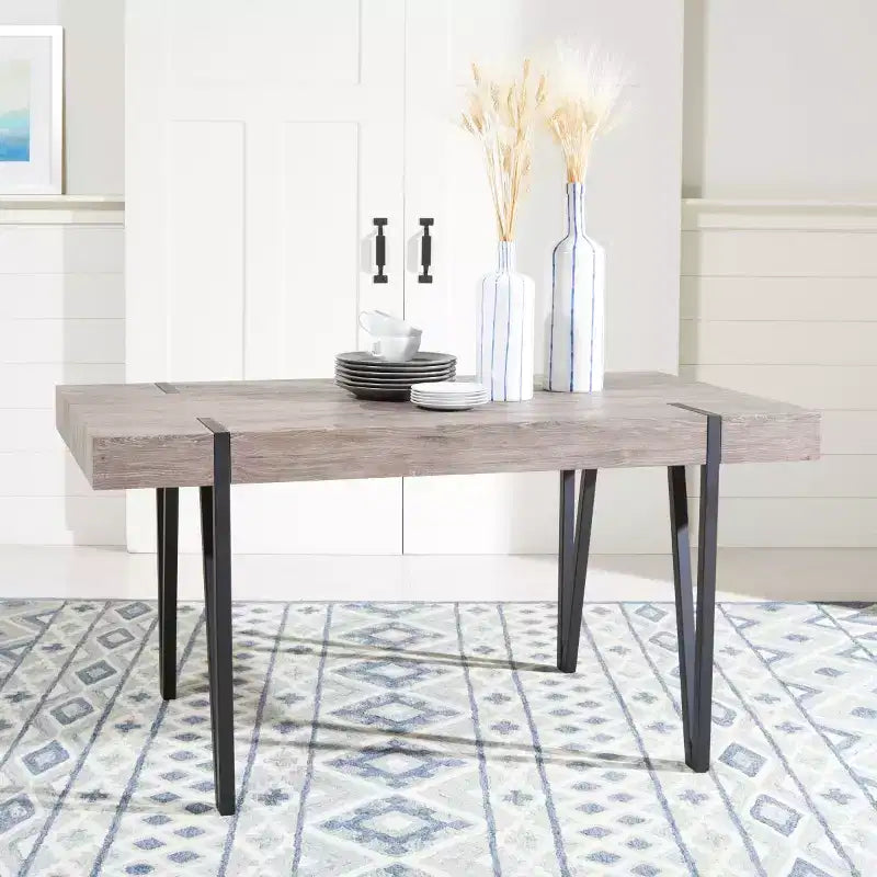 Tavolo da pranzo moderno con piano in legno massello e base in metallo