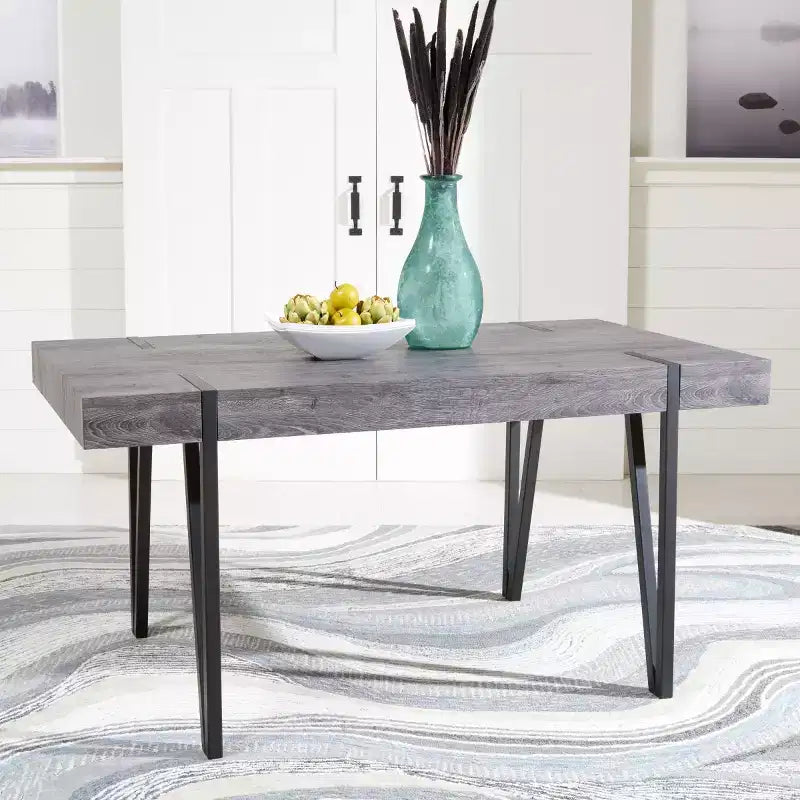 Tavolo da pranzo moderno con piano in legno massello e base in metallo
