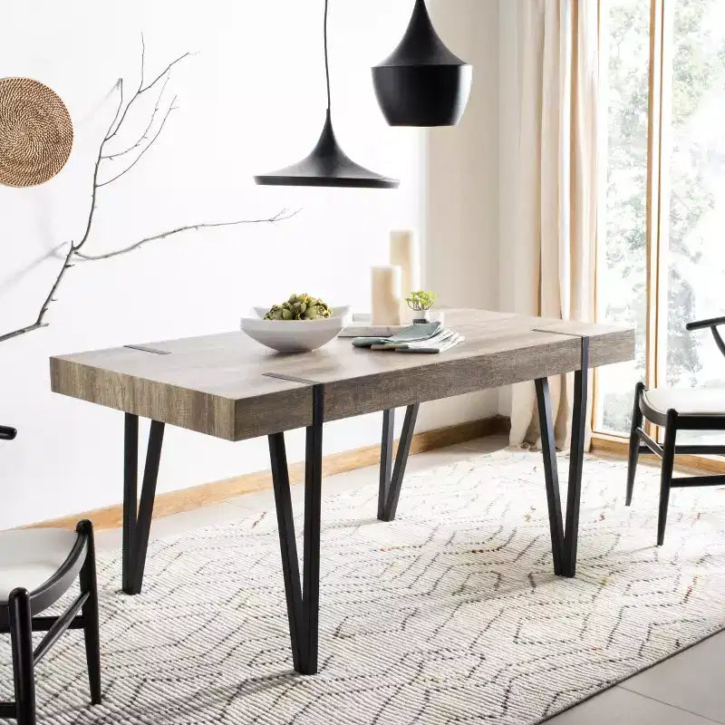 Tavolo da pranzo moderno con piano in legno massello e base in metallo