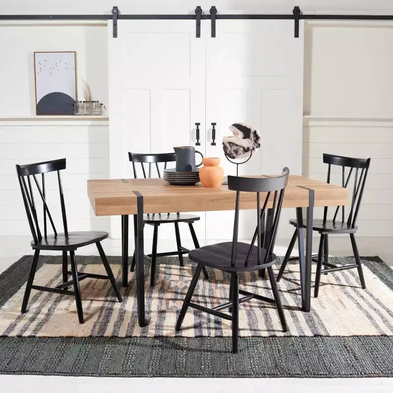 Tavolo da pranzo moderno con piano in legno massello e base in metallo
