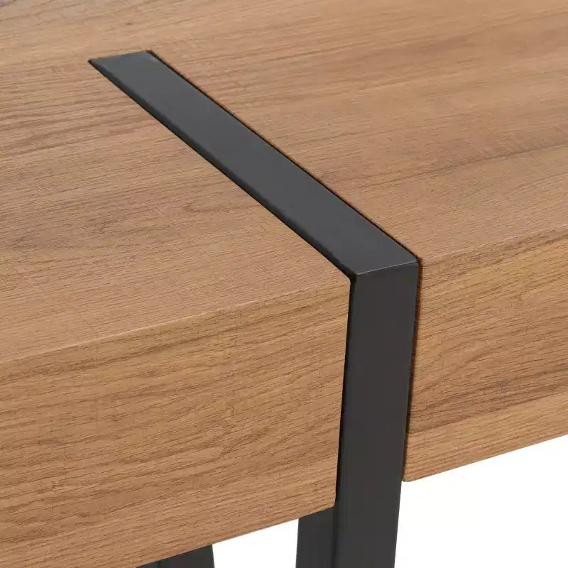 Tavolo da pranzo moderno con piano in legno massello e base in metallo