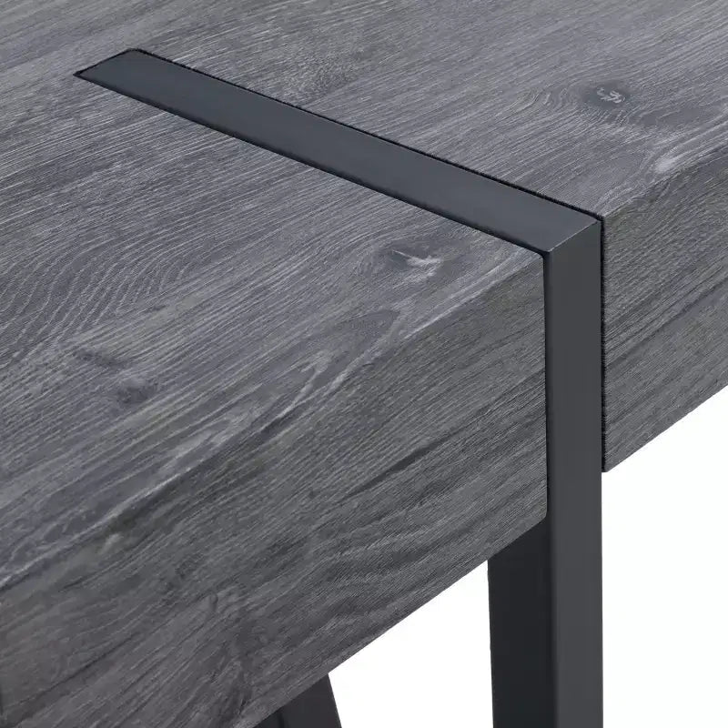Tavolo da pranzo moderno con piano in legno massello e base in metallo